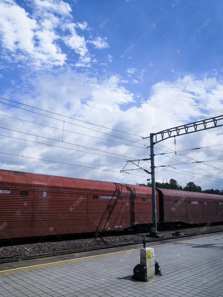 蓝天下的红色火车背景摄影图