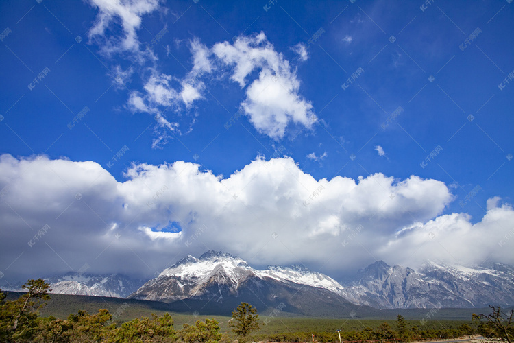 高山雪峰蓝天白云山脉天空自然风