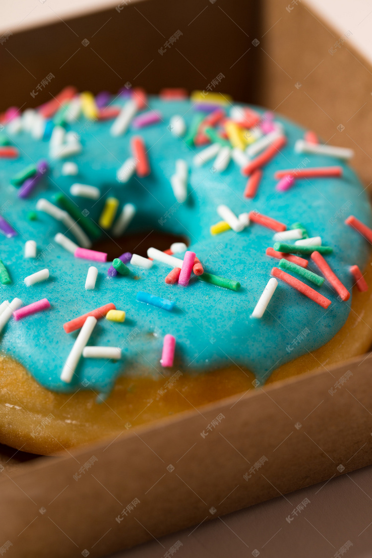 摄影图实物图多彩糖粒甜甜圈 
