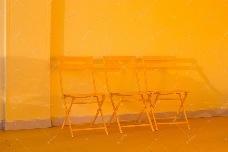 现代风格的铁椅子摄影图