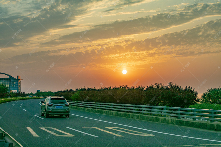 日落夕阳云彩公路摄影图