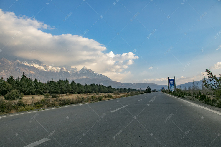 公路蓝天白云摄影图