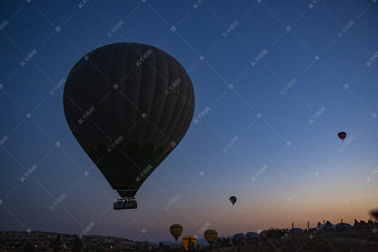 日出前热气球摄影图