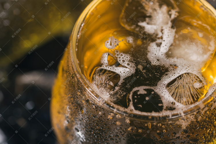 冰块啤酒摄影图