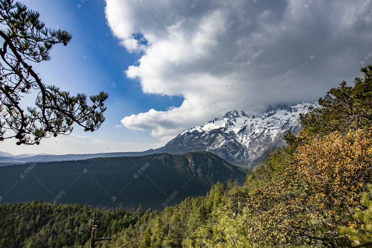 高山雪峰蓝天白云自然风景摄影图