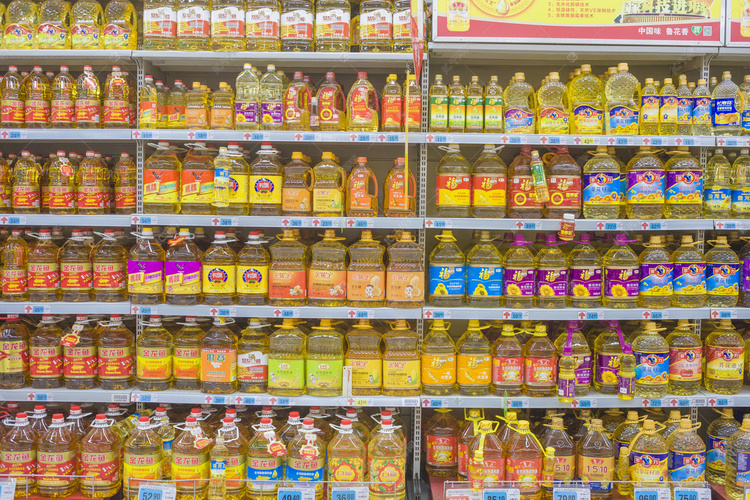 超市货架食用油摄影图