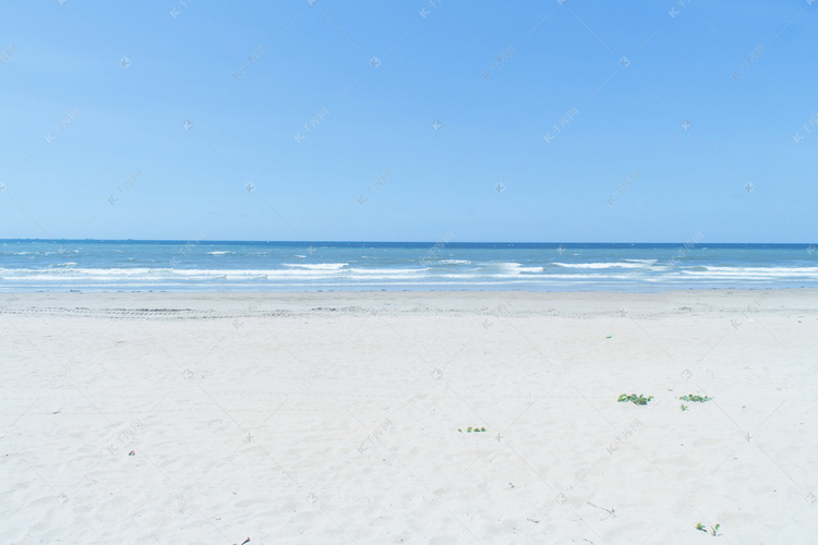 夏日海边沙滩摄影图