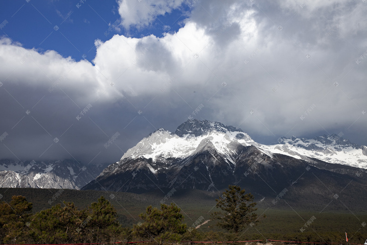 高山雪峰蓝天白云山脉天空自然风