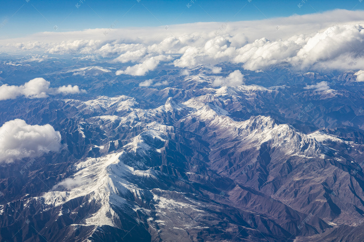 俯瞰大地山峰摄影图