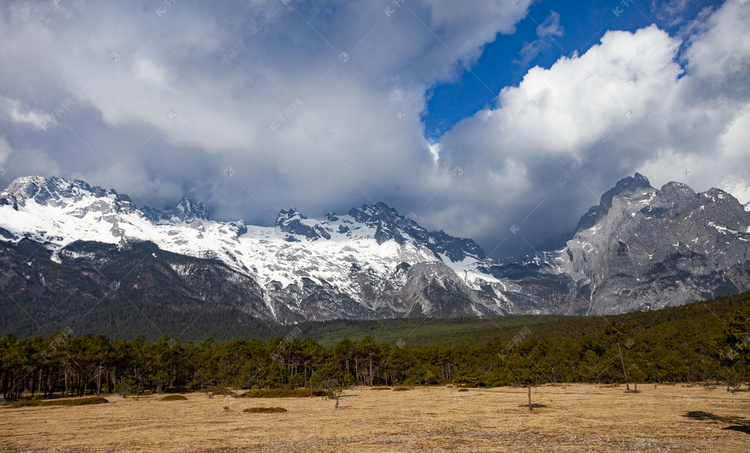 高山雪峰蓝天白云自然风景摄影图