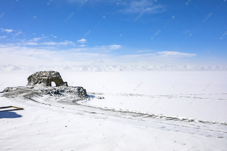 蓝天下大地和雪摄影图