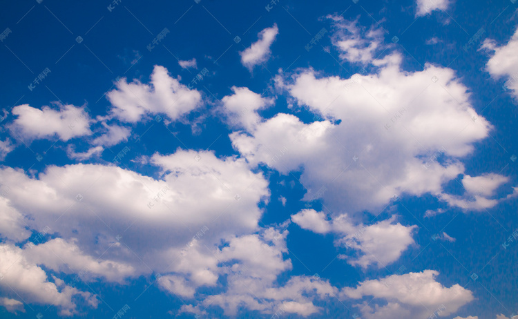 蓝色天空云朵摄影图