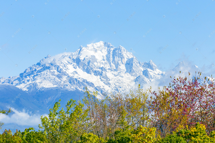 远观玉龙雪山摄影图