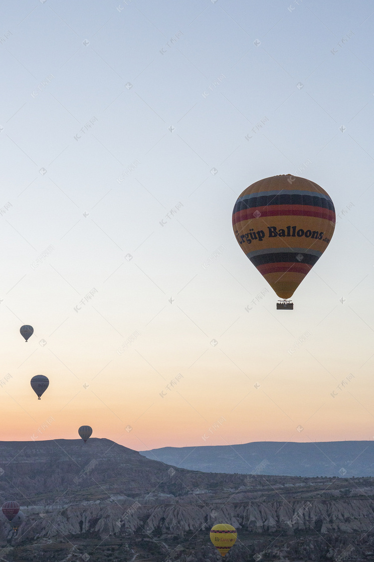 日出时热气球摄影图