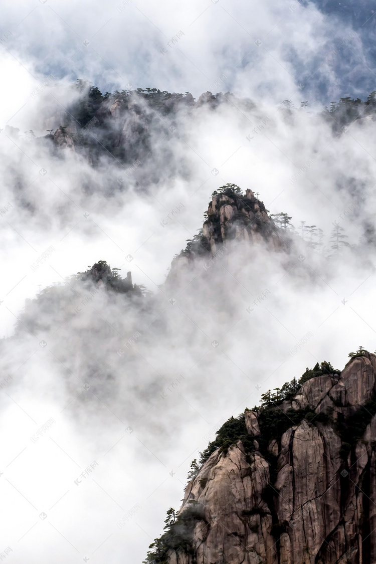 山峰云雾摄影图