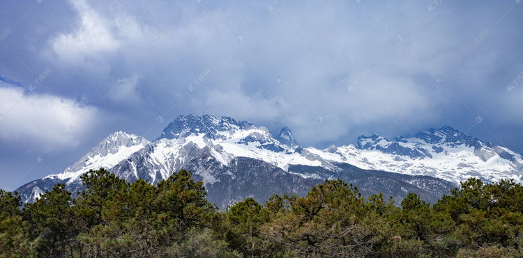 高山雪峰蓝天白云自然风景摄影图