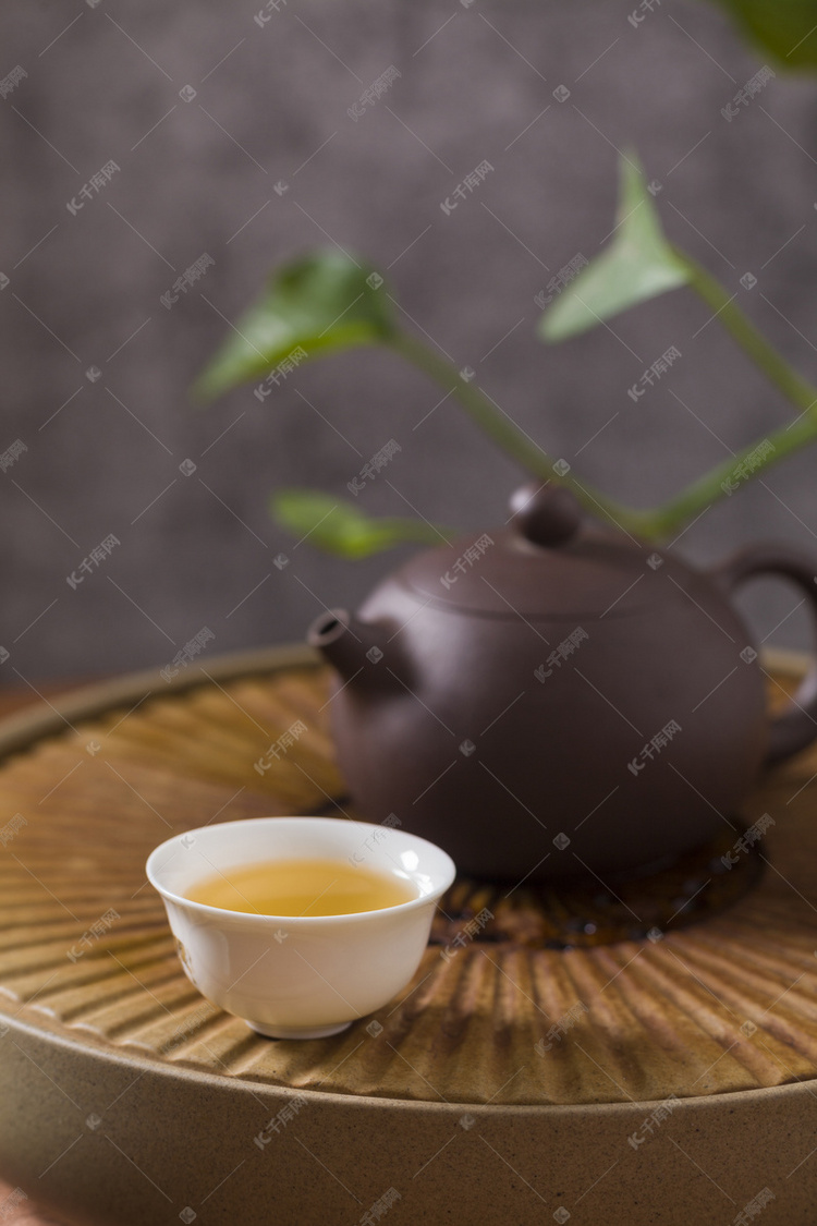 茶盘上的茶摄影图