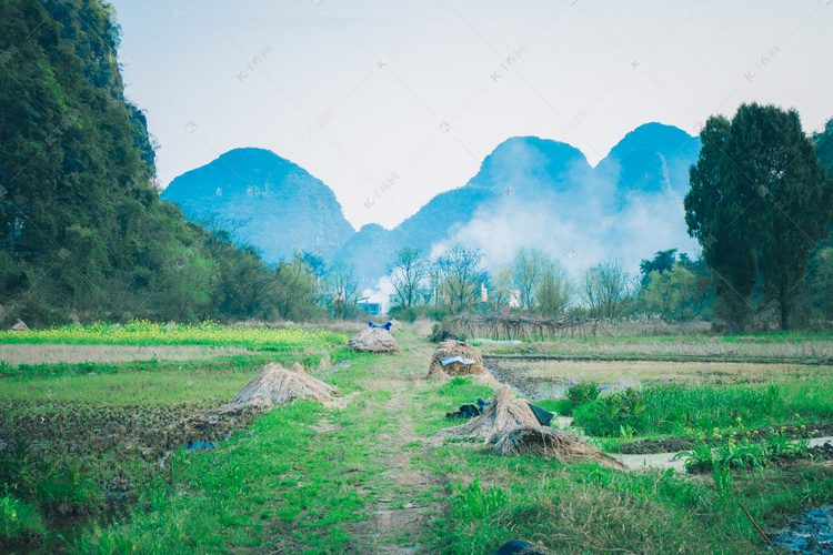 乡村道路炊烟自然风景摄影图