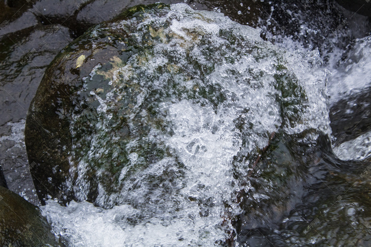 急流水流浪花自然风景摄影图