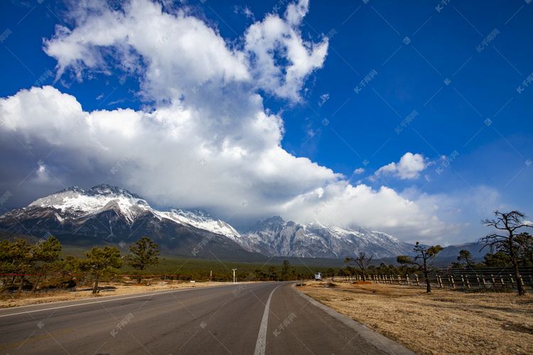 高山雪峰蓝天白云公路自然风景摄