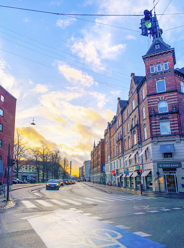 哥本哈根街头云彩和高楼摄影图
