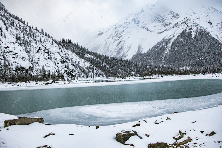 西藏雪山摄影图