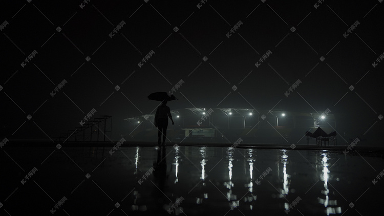 室外下 雨摄影图配图