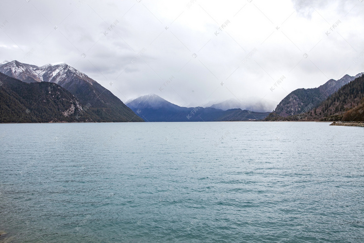 雪山下湖泊摄影图