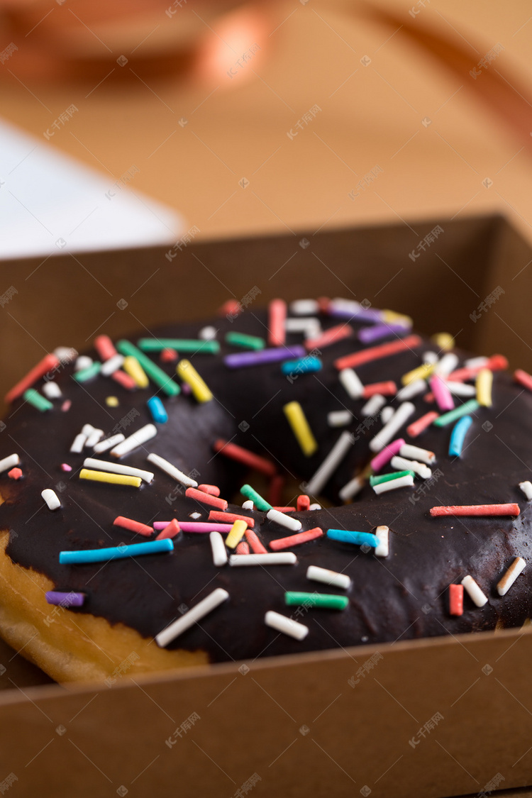 摄影图实物图巧克力甜甜圈 