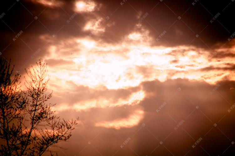 傍晚阳光云朵摄影图