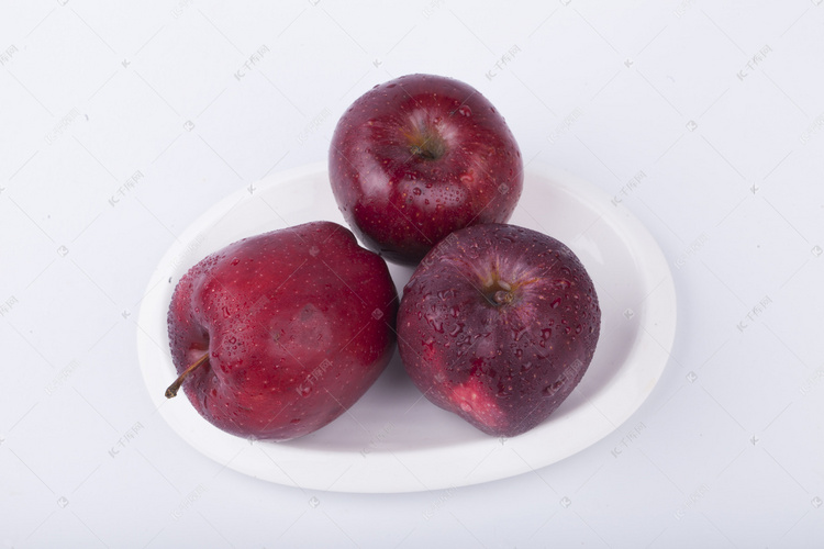 白色盘子装红苹果摄影图