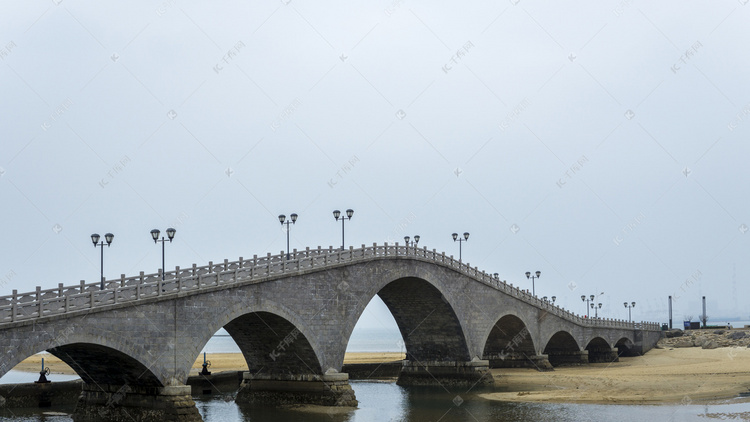 城市风景系列之水面上的石板长桥