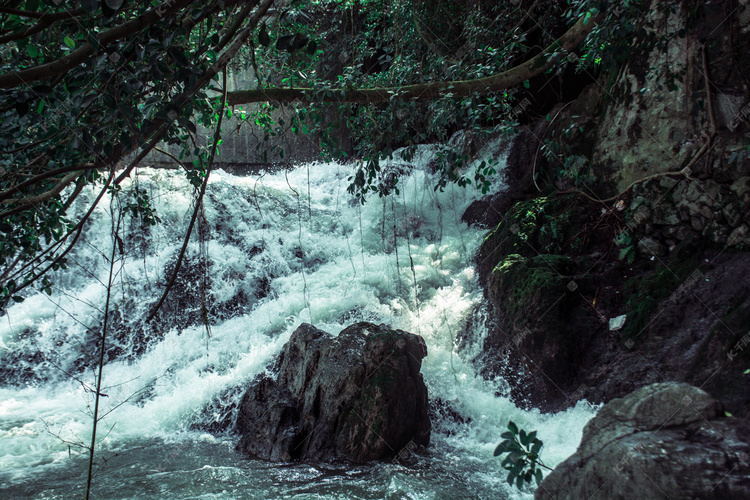 山间流淌流水自然风景摄影图