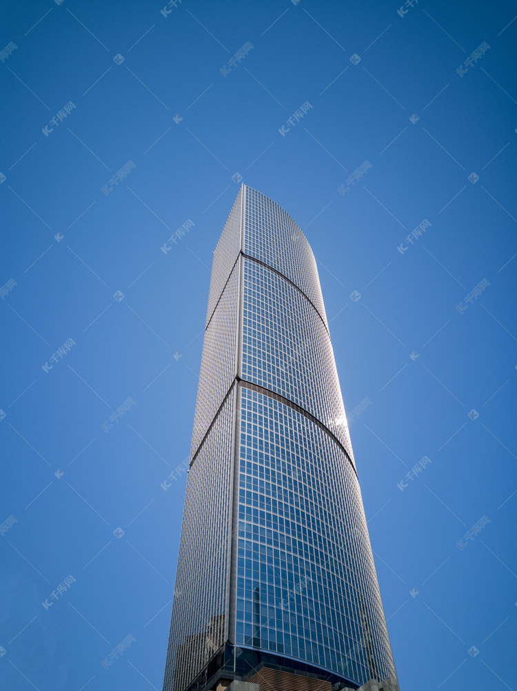 城市高楼圆弧形建筑摄影图