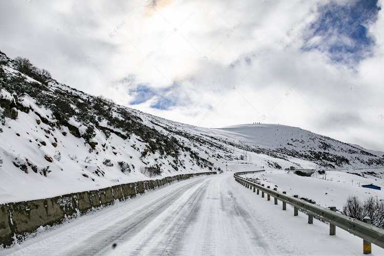 雪山公路云雾摄影图