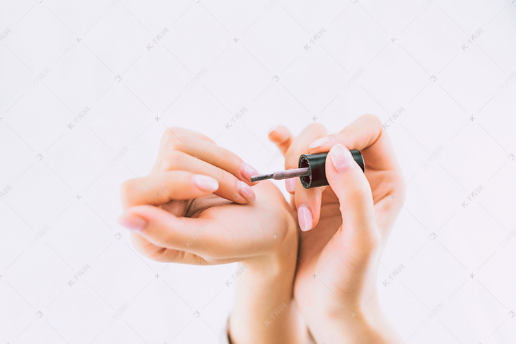 女性涂抹指甲油动作