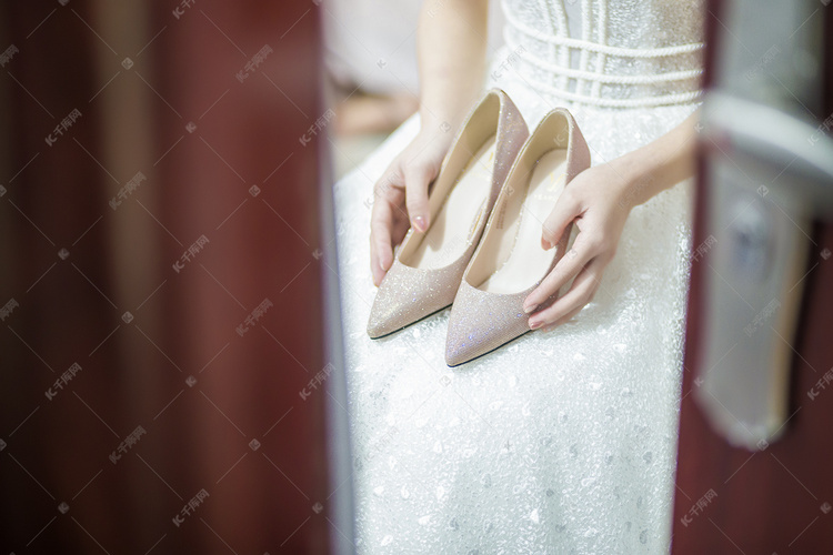捧着婚鞋的新娘