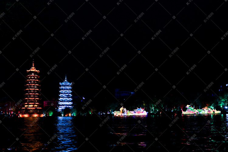 夜晚下桂林景点之一子母塔摄影图