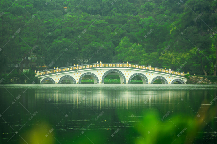 湖上拱桥摄影图