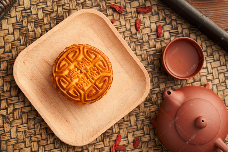 蛋黄莲蓉中秋传统月饼摄影图