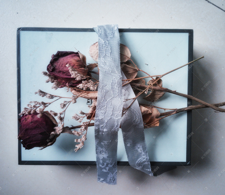 玫瑰干花小礼盒摄影图