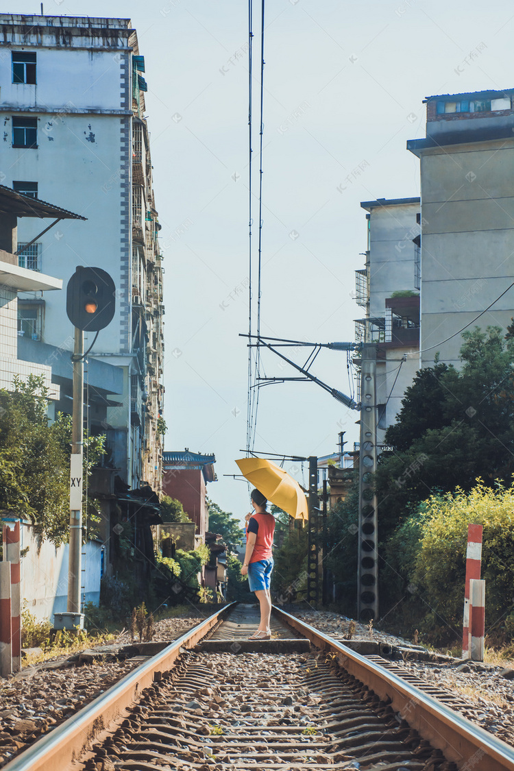 高楼间铁路上摄影图