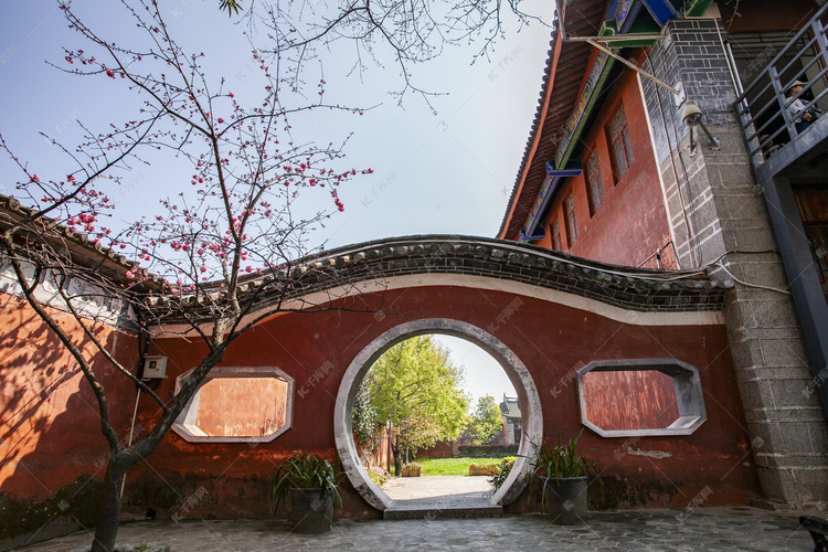 红色中式建筑自然风景摄影图