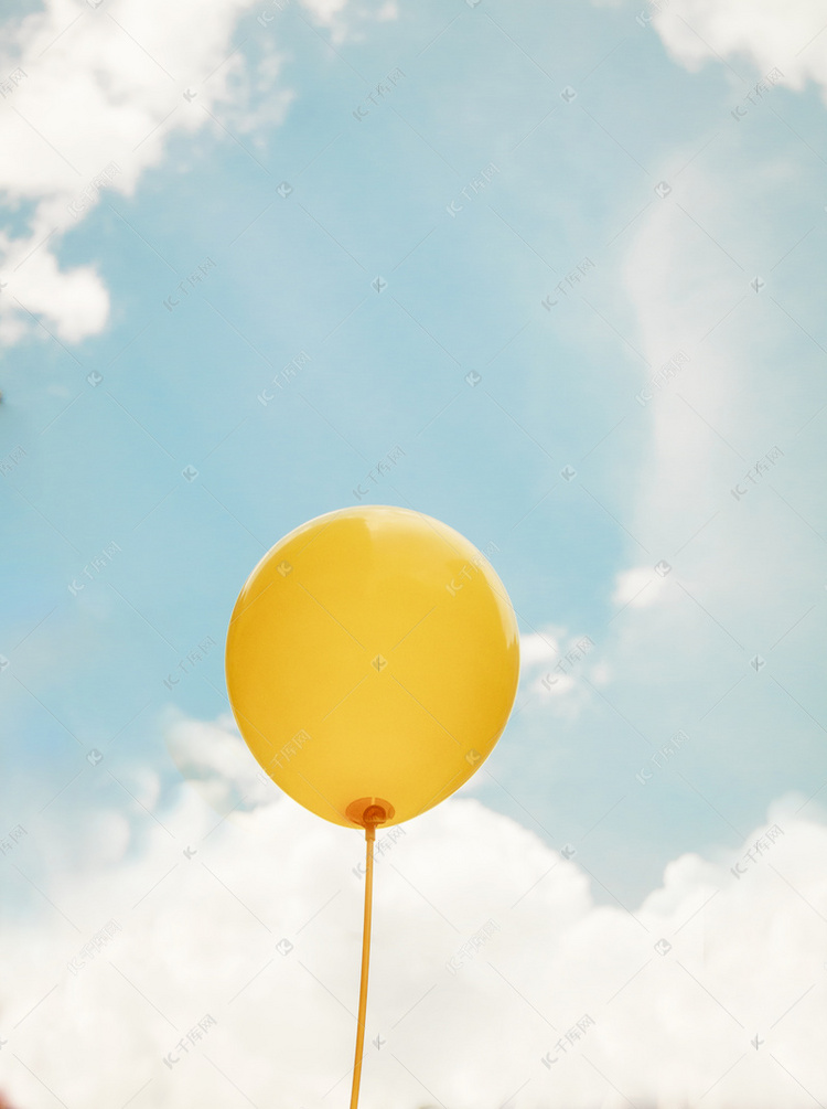 天空下黄色气球摄影图