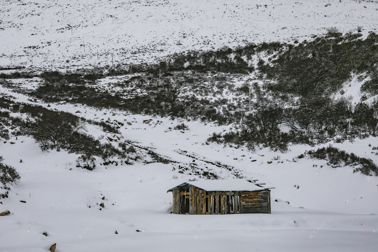 雪地上小木屋摄影图