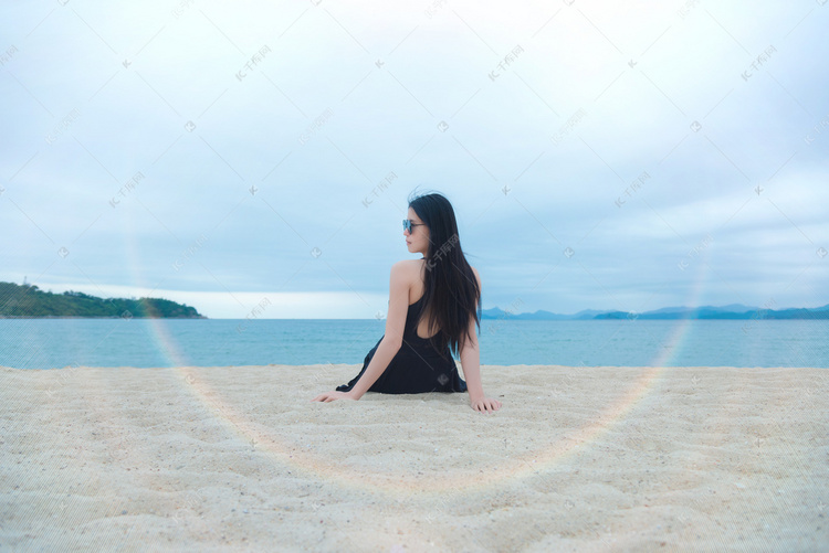 沙滩上少女背影摄影图