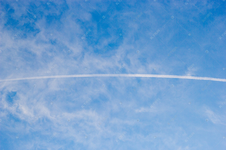 蓝天里一条机尾云摄影图