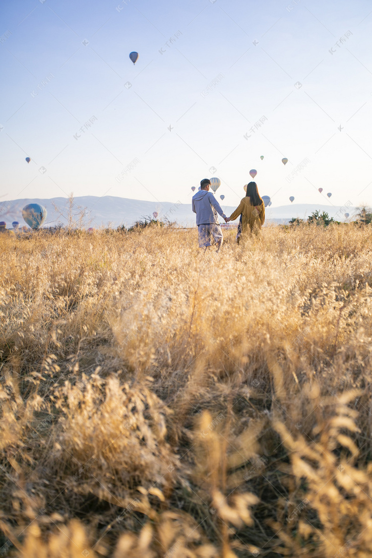 情侣热气球麦田摄影图