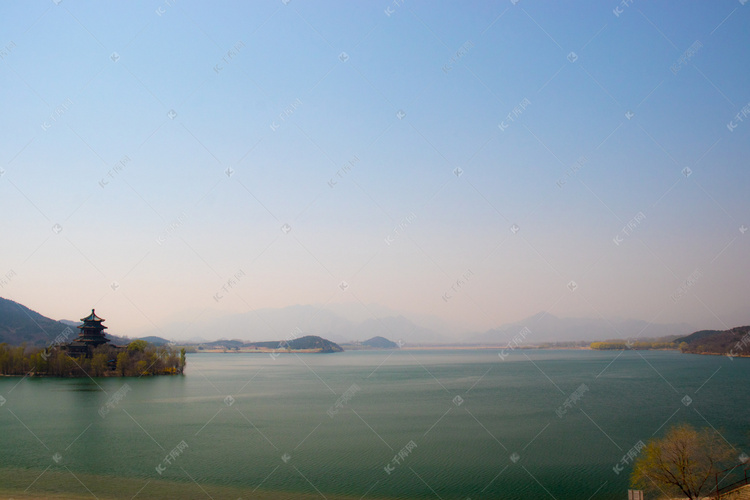 美丽雾天湖泊风光摄影图