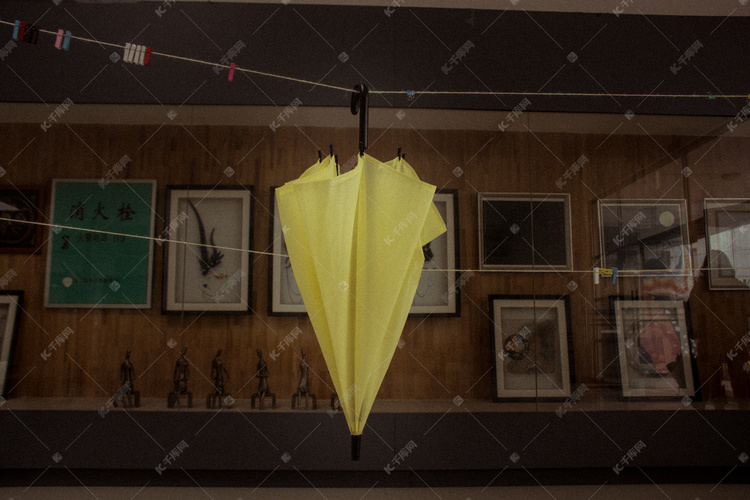绳子黄雨伞摄影图
